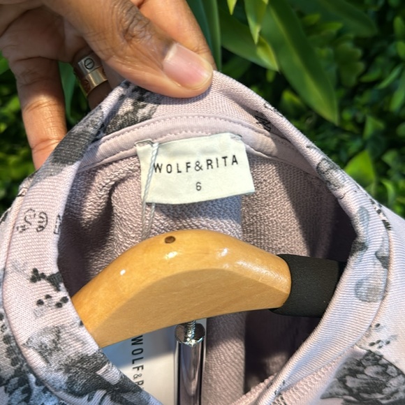 🆕🏷️ Wolf & Rita Sweatshirt 💜🖤 - Picture 3 of 3
